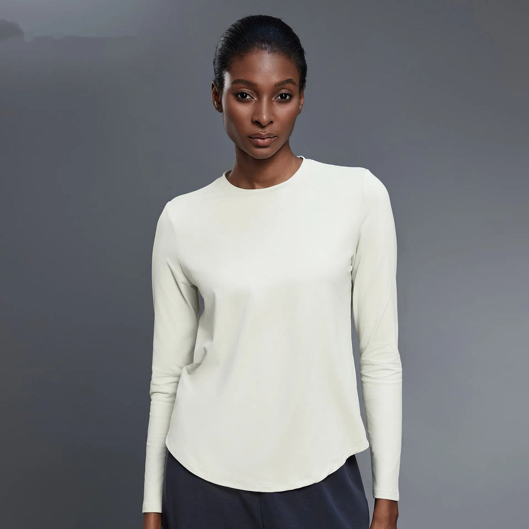 بلوزة نسائية بأكمام طويلة باللون البيج الفاتح
