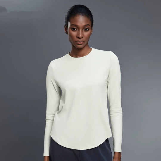 بلوزة نسائية بأكمام طويلة باللون البيج الفاتح
