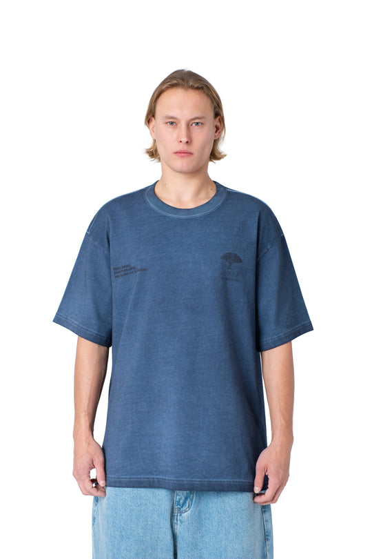 تيشيرت أزرق بكتابة مطبوعة