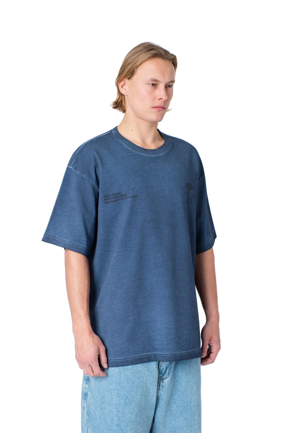 تيشيرت أزرق بكتابة مطبوعة