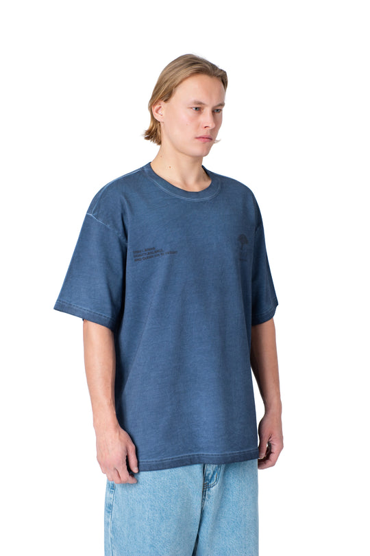 تيشيرت أزرق بكتابة مطبوعة