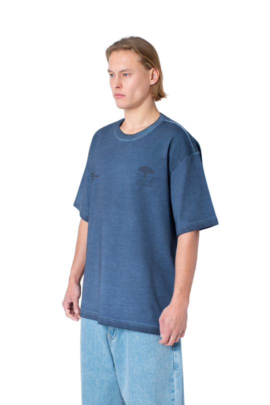 تيشيرت أزرق بكتابة مطبوعة