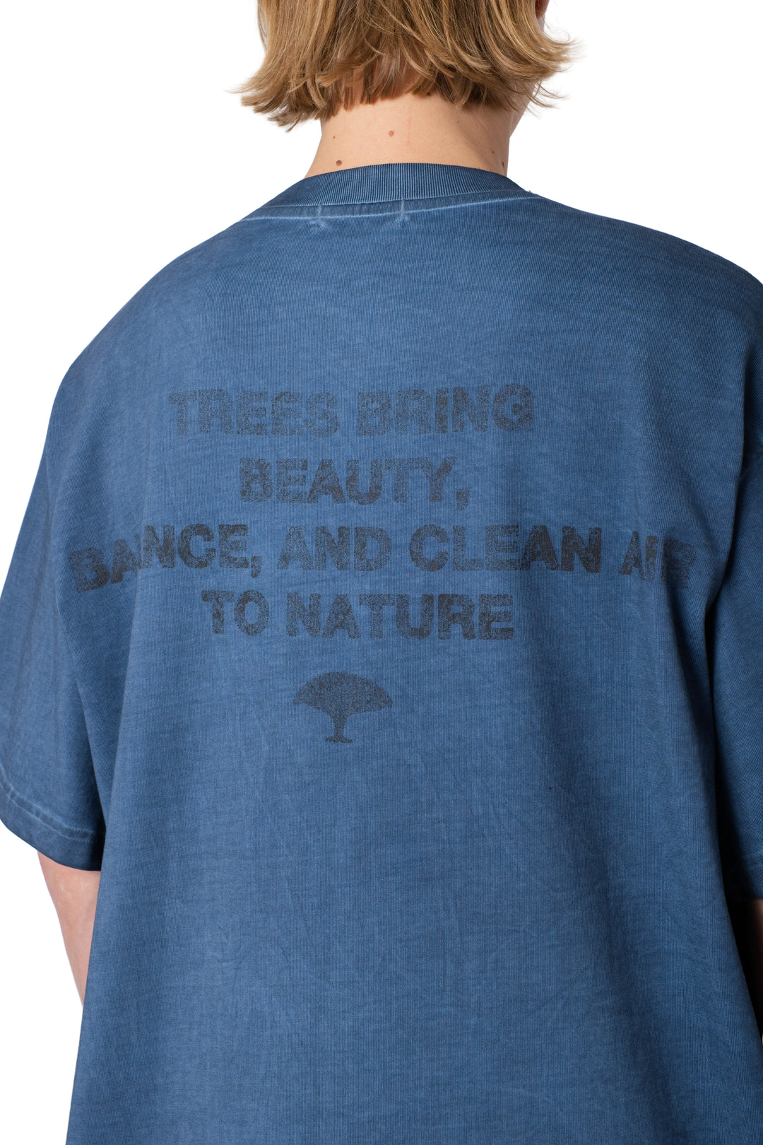 تيشيرت أزرق بكتابة مطبوعة