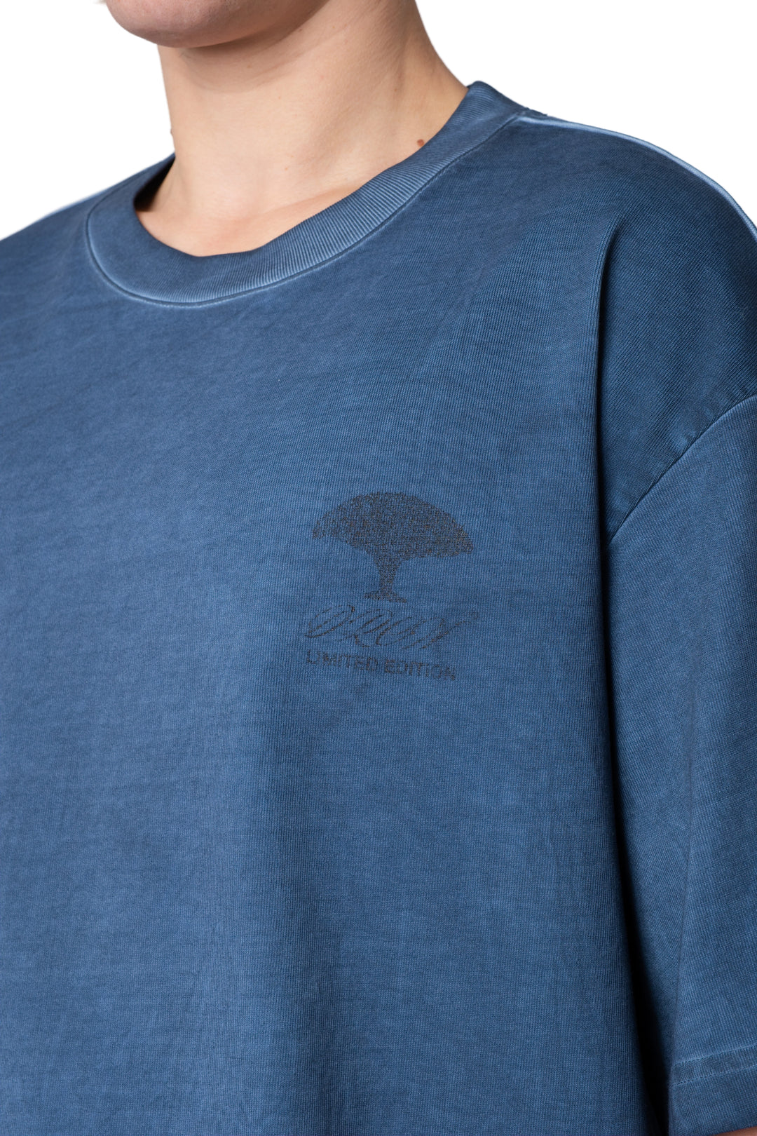 تيشيرت أزرق بكتابة مطبوعة