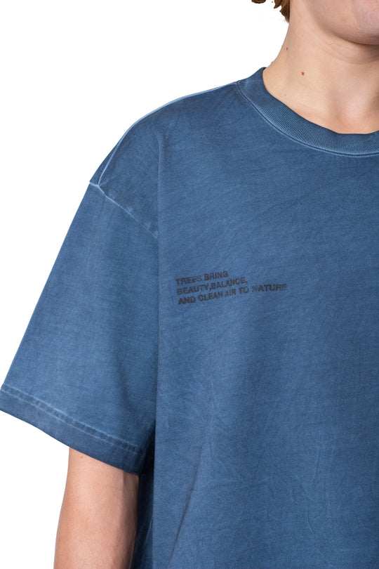 تيشيرت أزرق بكتابة مطبوعة