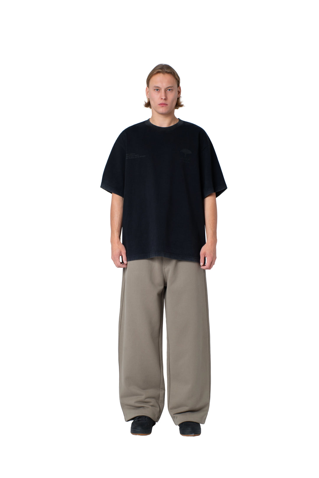 تيشيرت رمادي مطبوع من الخلف