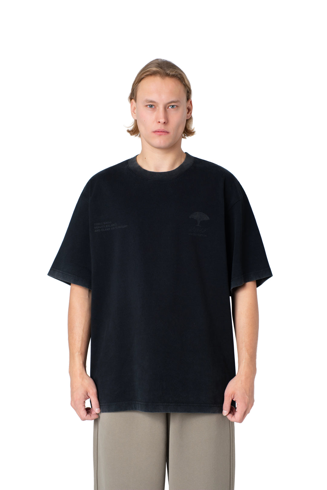 تيشيرت رمادي مطبوع من الخلف