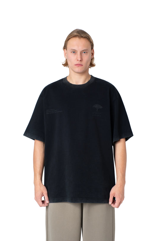 تيشيرت رمادي مطبوع من الخلف