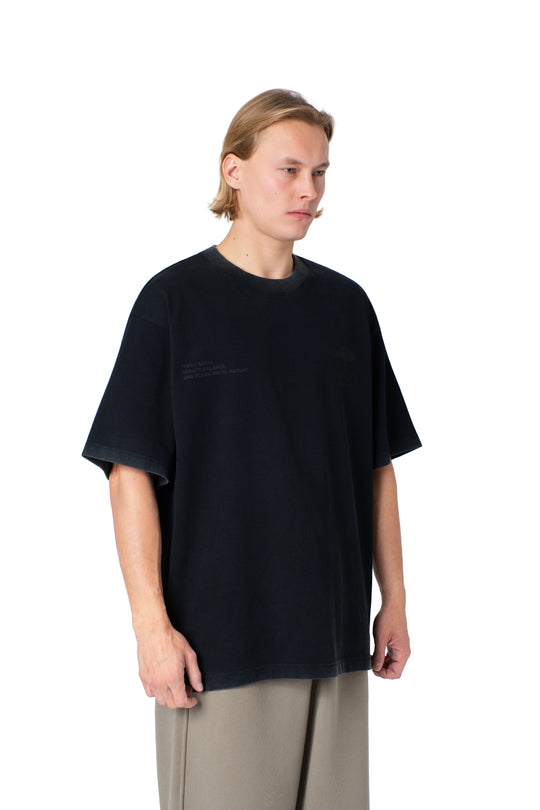 تيشيرت رمادي مطبوع من الخلف