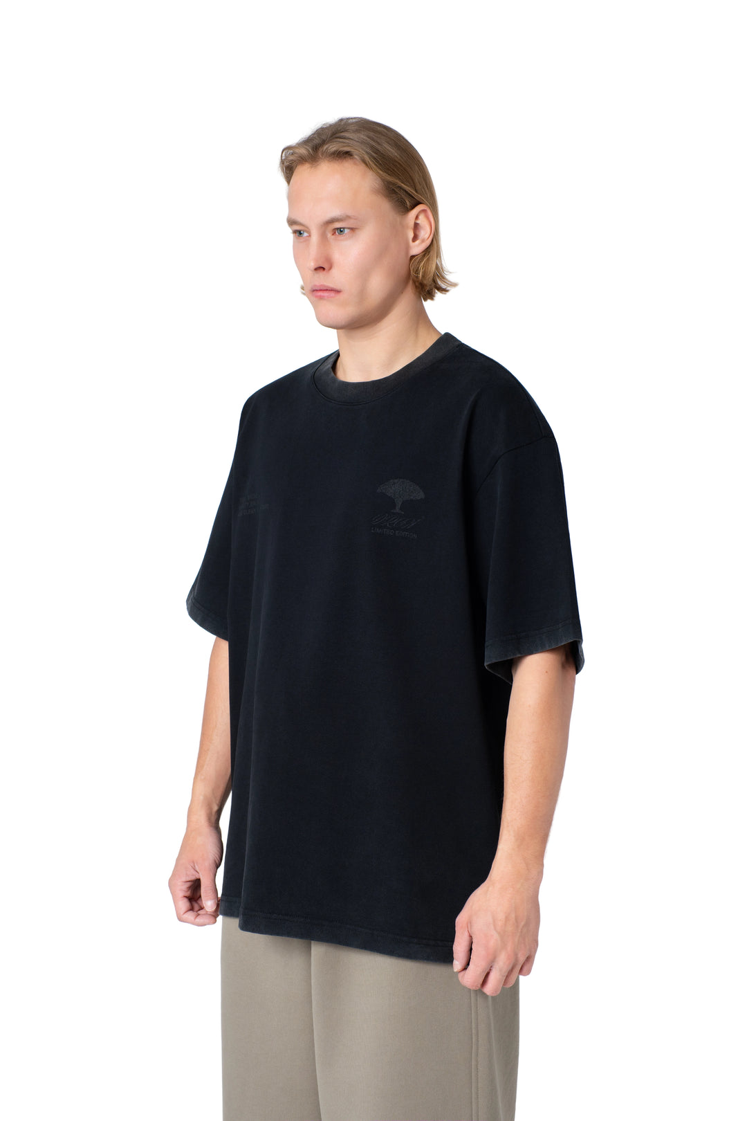 تيشيرت رمادي مطبوع من الخلف