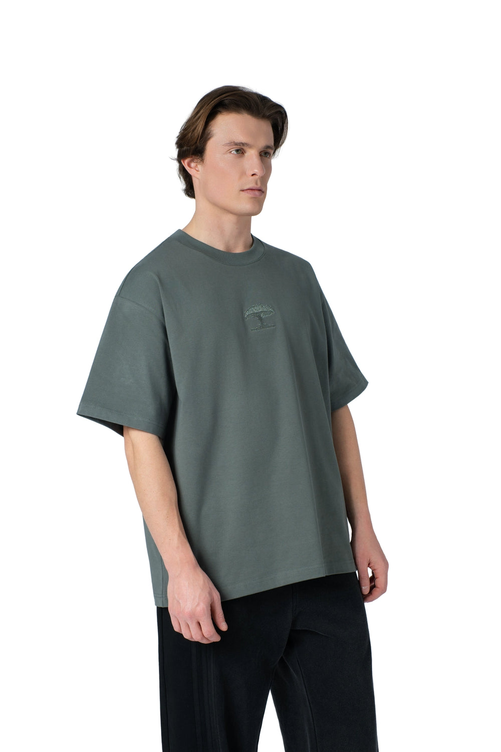 تيشيرت بيسك بتطريز من الامام