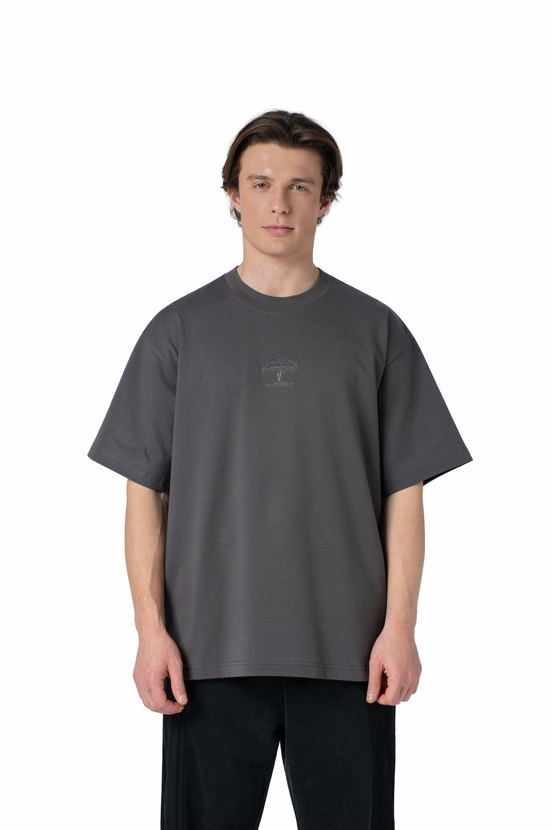 تيشيرت بيسك بتطريز من الامام