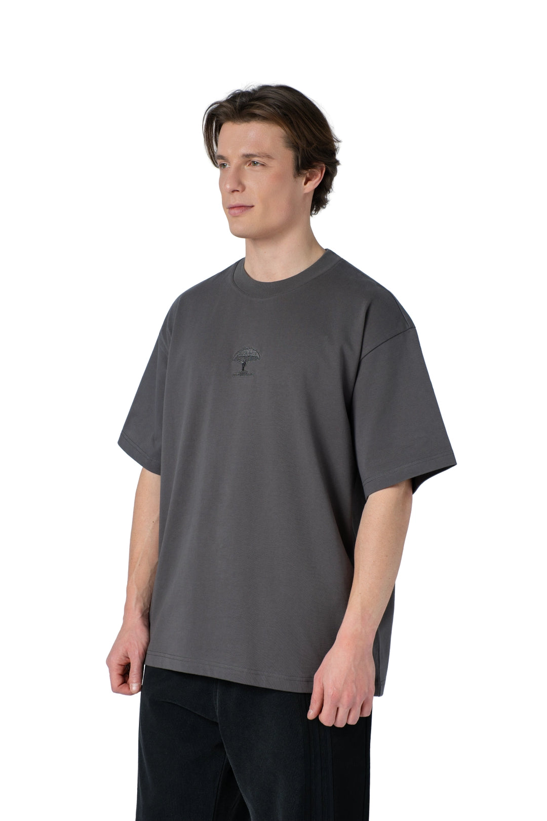 تيشيرت بيسك بتطريز من الامام