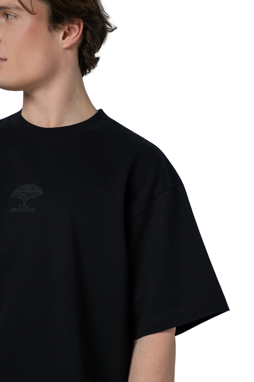 تيشيرت بيسك بتطريز من الامام