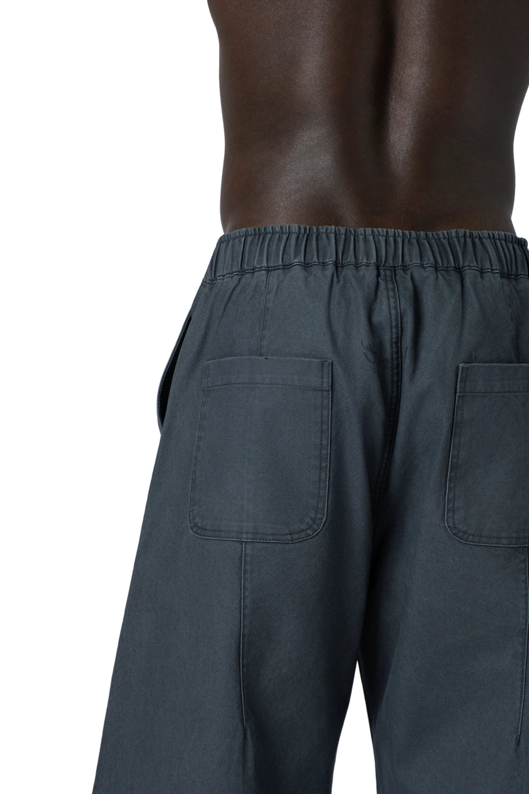 بنطال بتصميم فضفاض