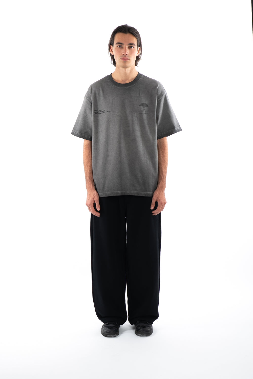 تيشيرت رمادي مطبوع من الخلف