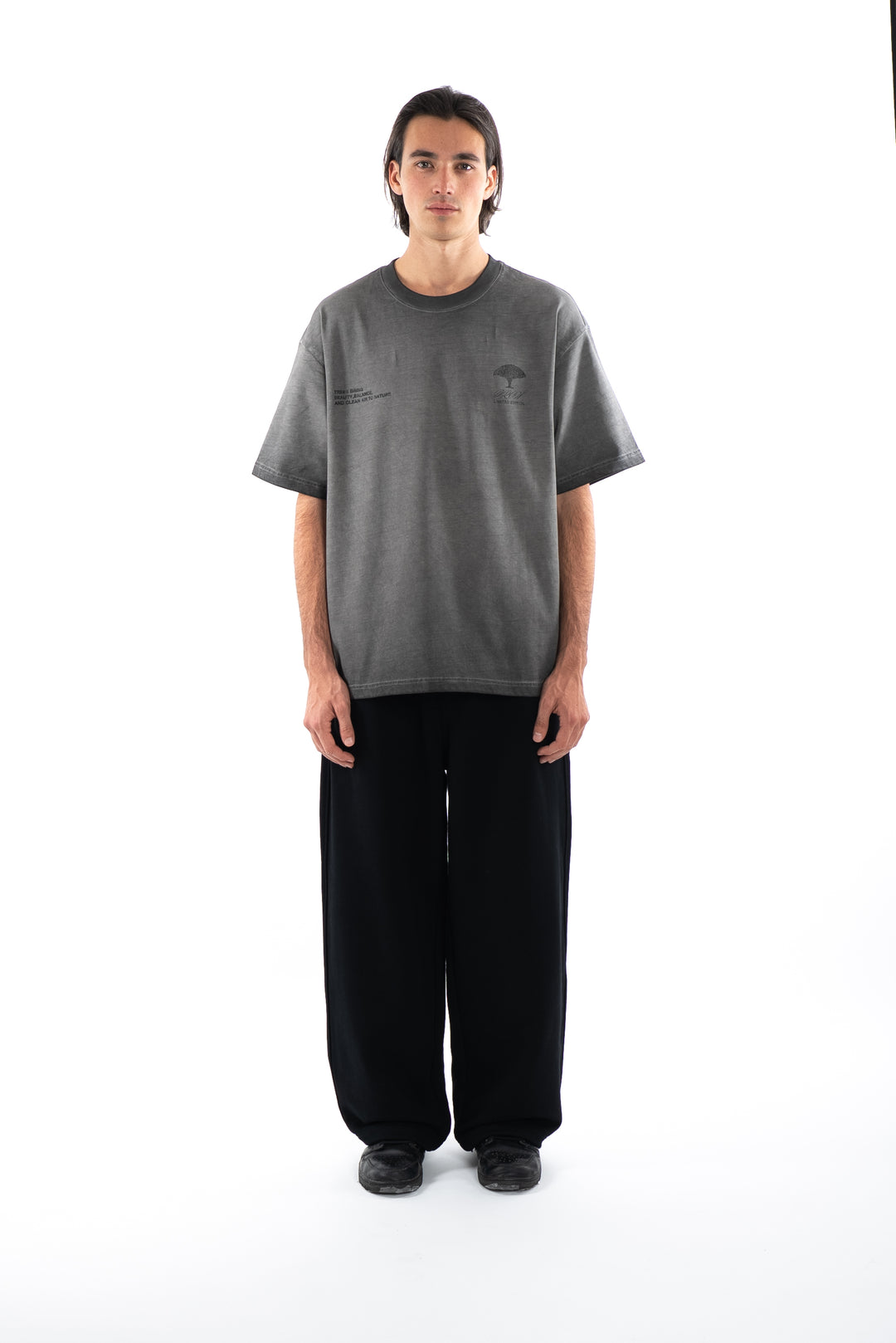 تيشيرت رمادي مطبوع من الخلف