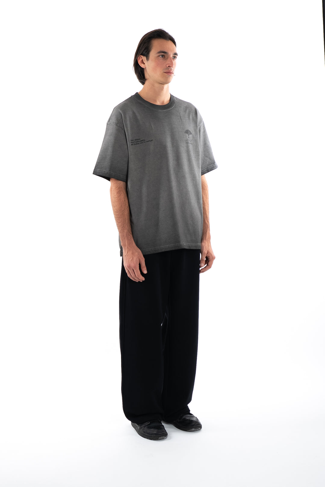 تيشيرت رمادي مطبوع من الخلف