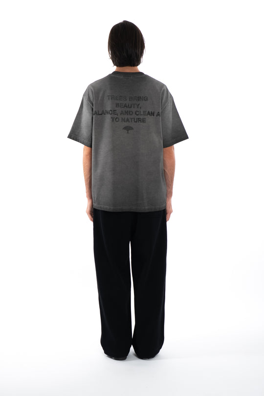 تيشيرت رمادي مطبوع من الخلف