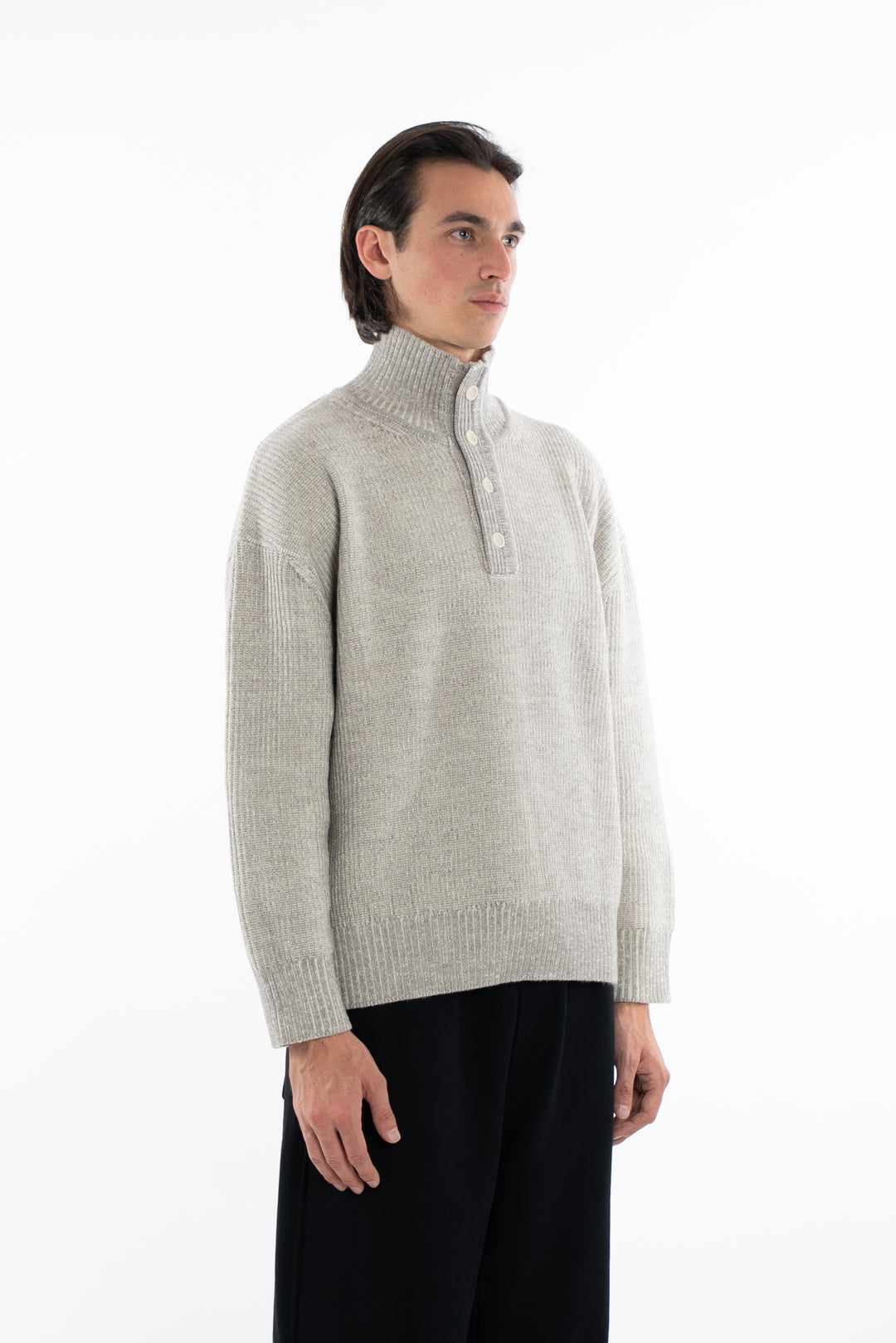 بلوفر رجالي برقبة عالية وأزرار