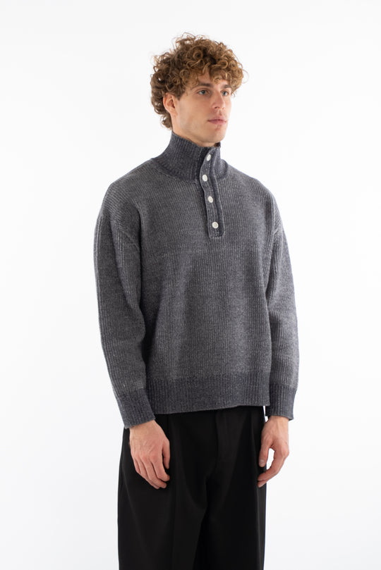 بلوفر رجالي برقبة عالية وأزرار