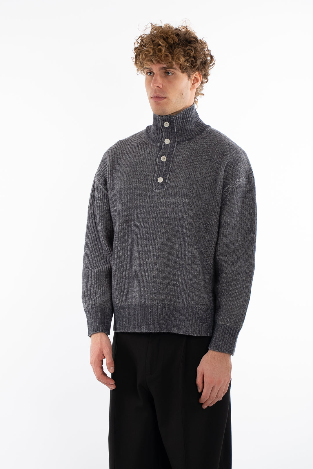 بلوفر رجالي برقبة عالية وأزرار