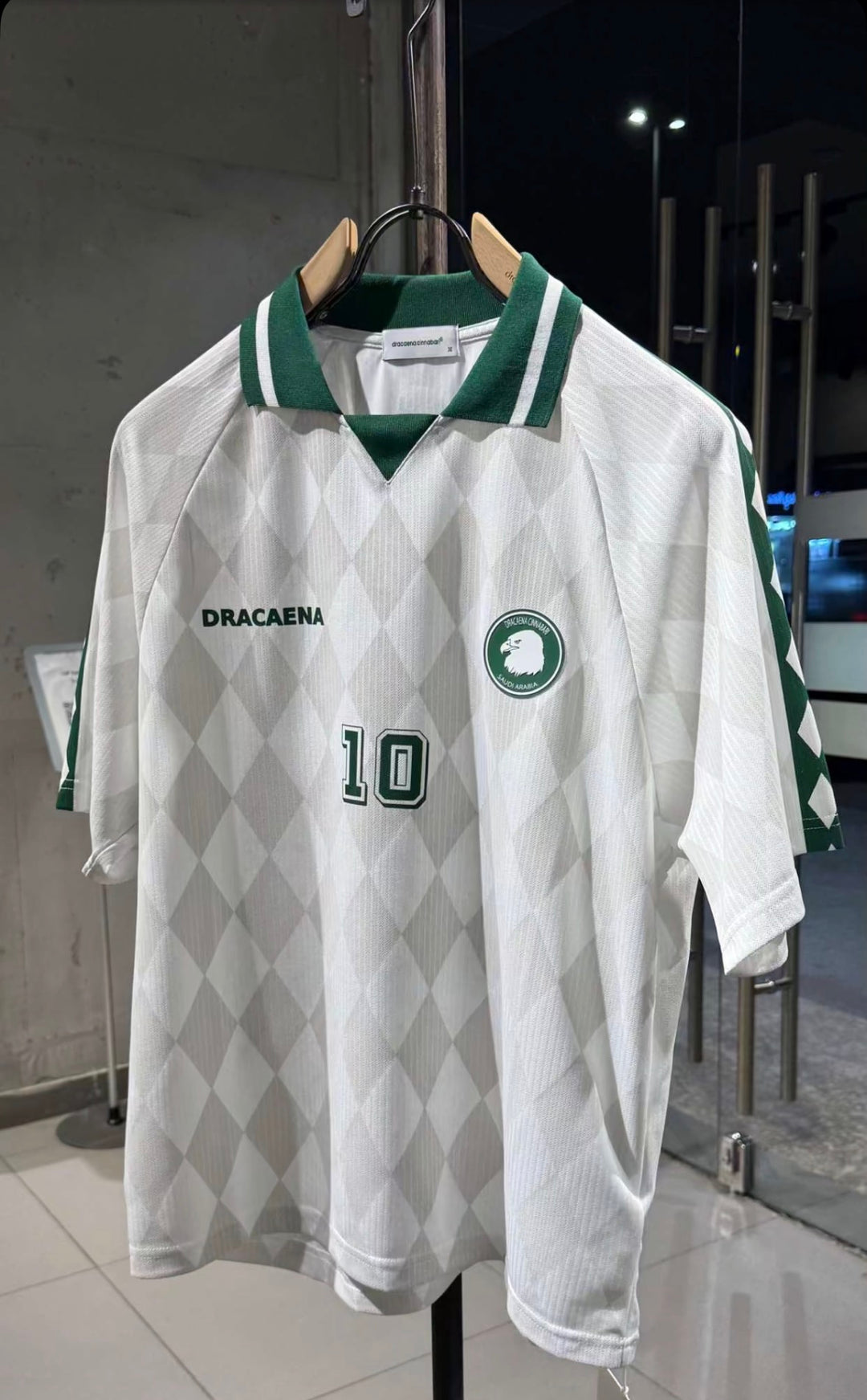 تيشيرت المنتخب السعودي - طقم كلاسيكي بتصميم مونديال 1994 | دراسينا سيناباري