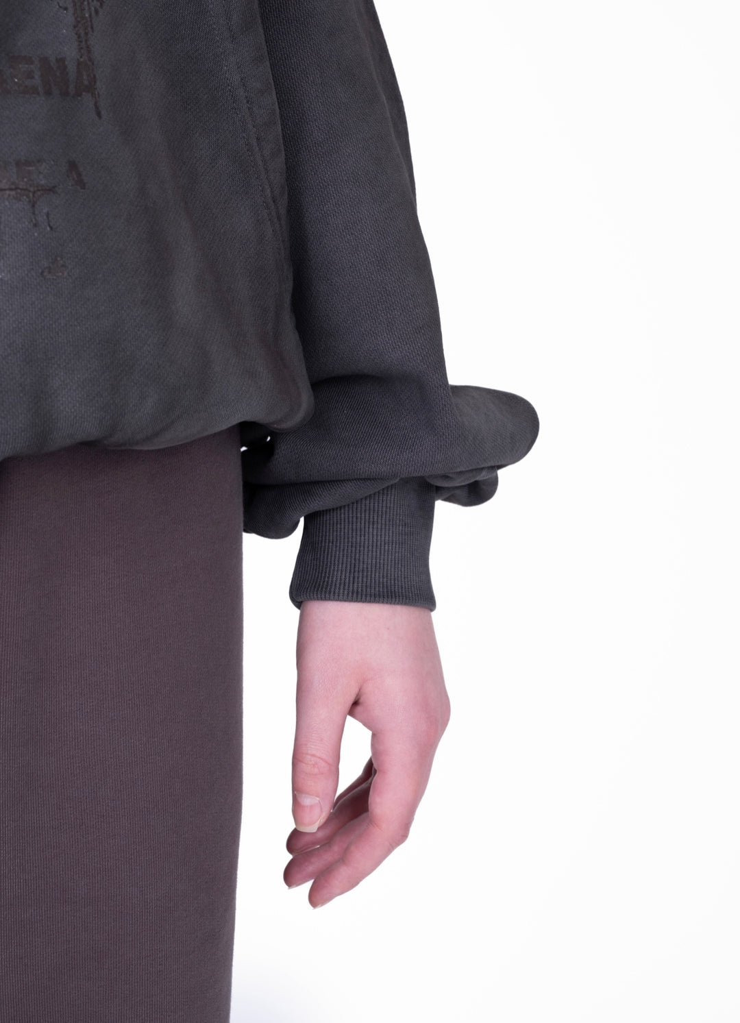 هودي أسود مغسول مع كتابة على الجهة الأمامية