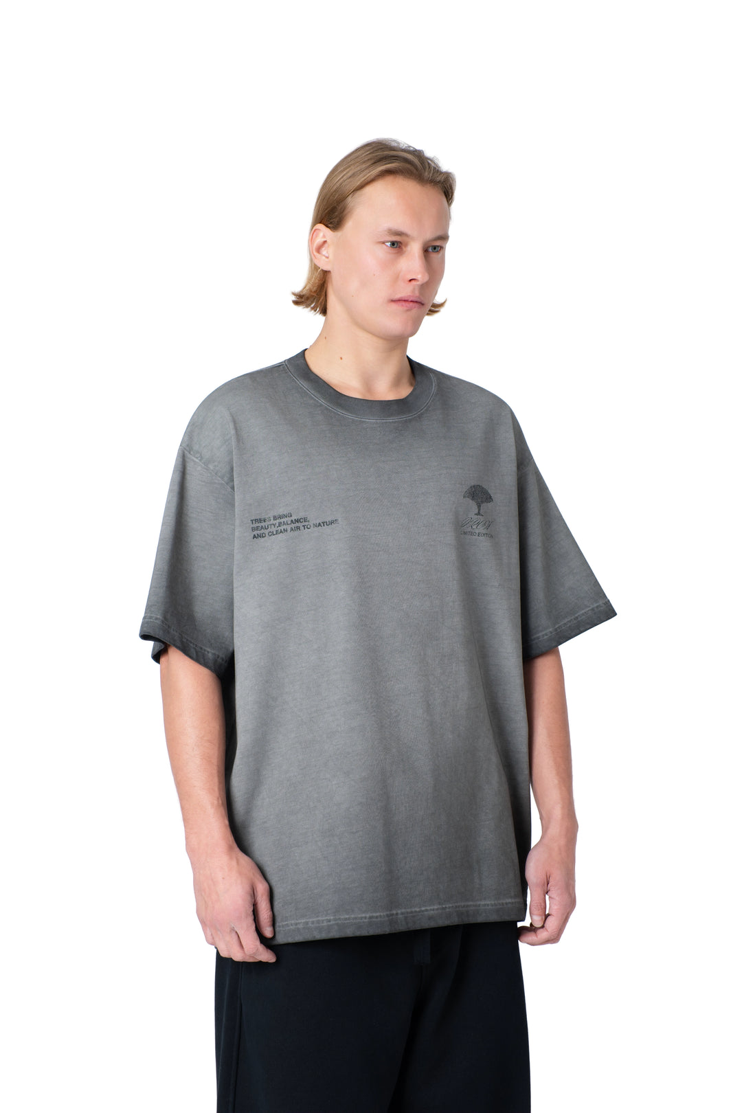 تيشيرت أزرق بكتابة مطبوعة