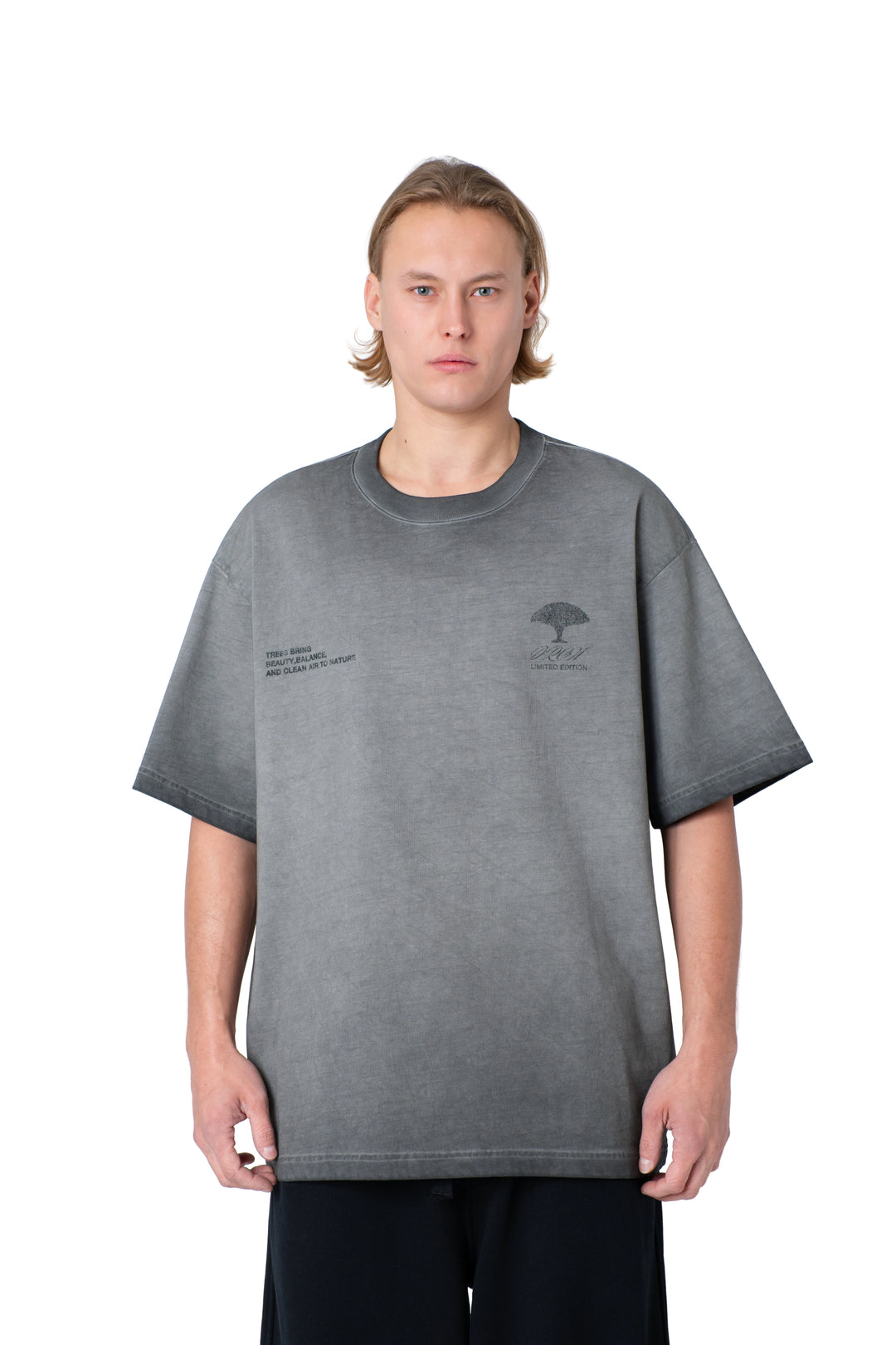 تيشيرت أزرق بكتابة مطبوعة