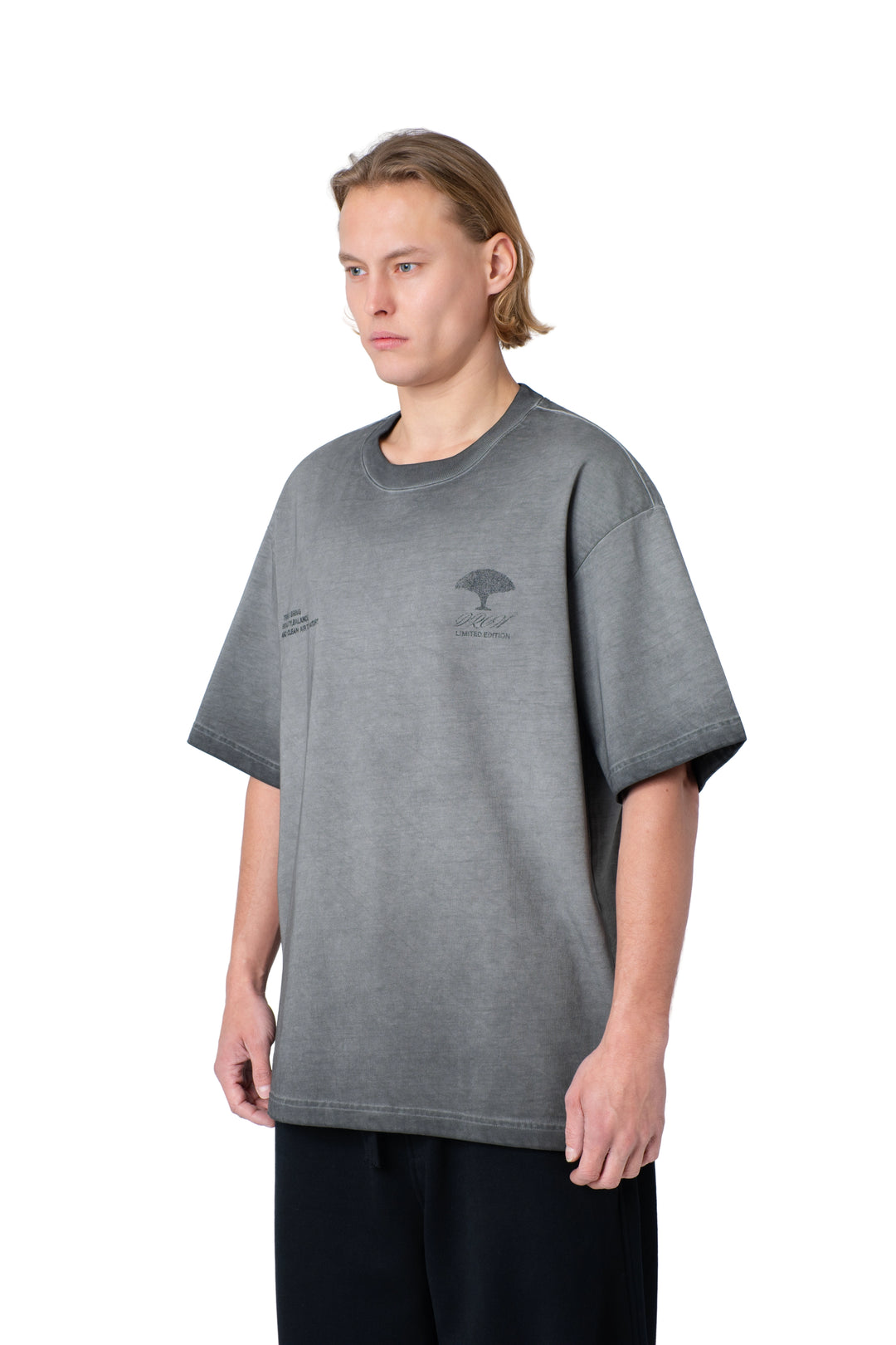 تيشيرت أزرق بكتابة مطبوعة